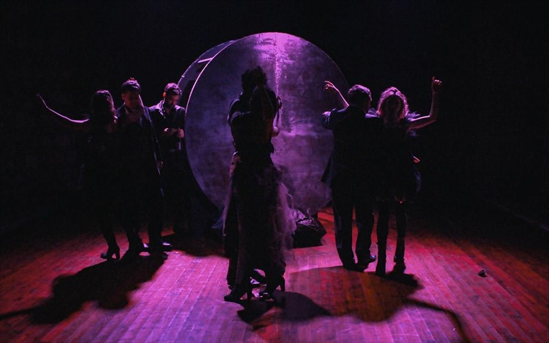 pantbal-mia-loksi-matia-sto-ypogeio-mia-polufoniki-toixografia-xaraktiron-eisballei-sti-skini-mia-loksi-matia-sto-ypogeio-mia-polufoniki-toixografia-xaraktiron-eisballei-sti-skini