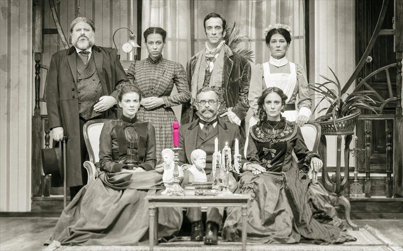 kritiki-eidame-tin-parastasi-sto-diplano-domatio-i-to-ergo-tou-doniti-sto-theatro-bretania-to-ergo-tou-doniti-sto-theatro-bretania