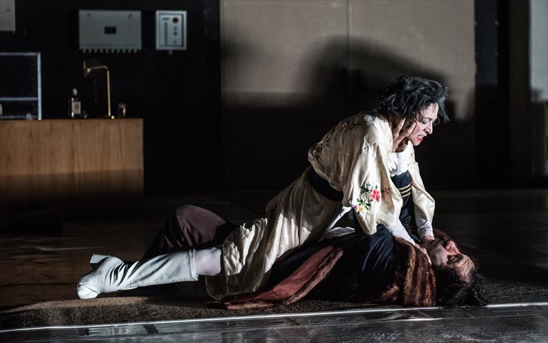 xoros-tou-thanatou-o-giannis-xoubardas-skinothetei-to-aristourgima-tou-strindberg-sto-megaro