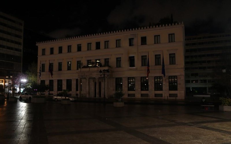 o-dimos-athinaion-sbinei-ta-fota-se-7-ktiria-gia-tin-ora-tis-gis-ktiria-gia-tin-ora-tis-gis