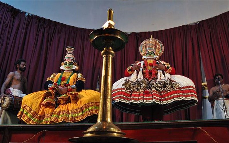 o-fimismenos-indikos-xoros-kathakali