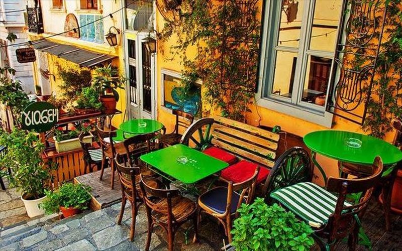 titloi-telous-gia-to-giasemi-ekleise-to-agapimeno-cafe-bistrot-tis-plakas