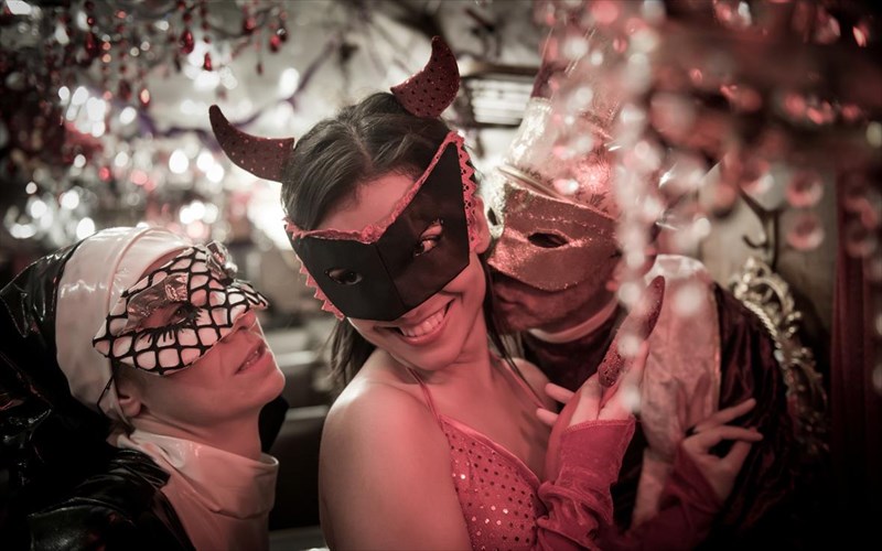 to-treno-ton-nefon-tis-efakinou-taksideuei-sto-theatro