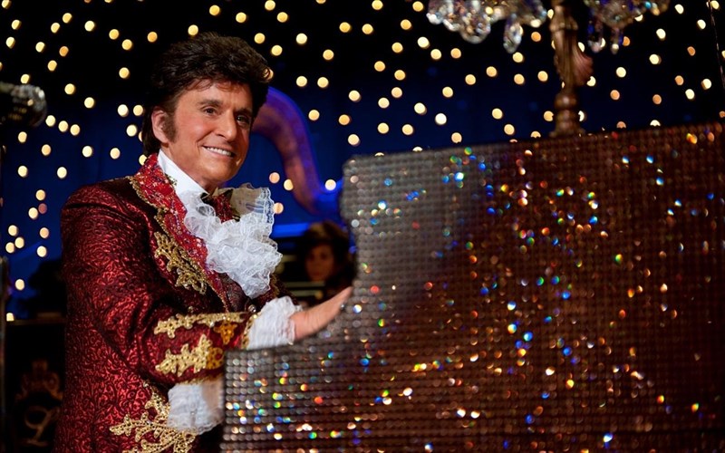 kritiki-tainias-behind-the-candelabra