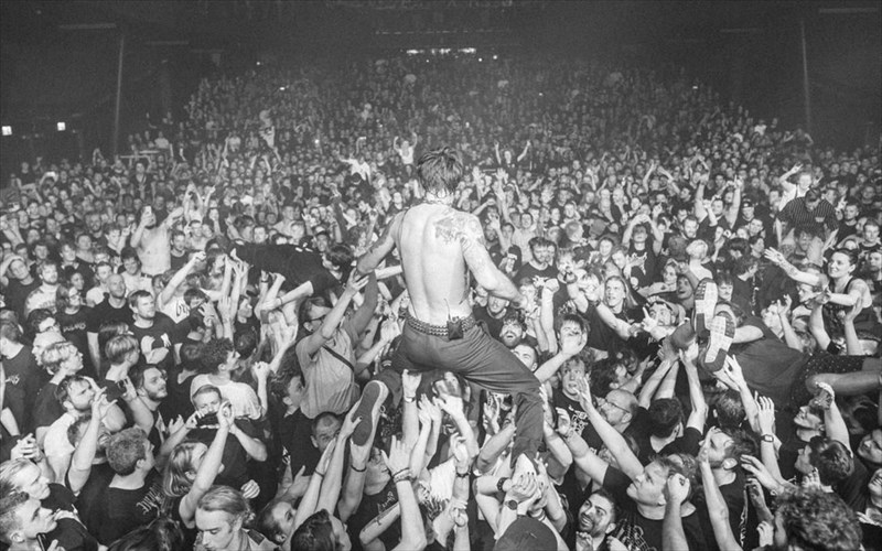 oi-while-she-sleeps-sto-release-athens