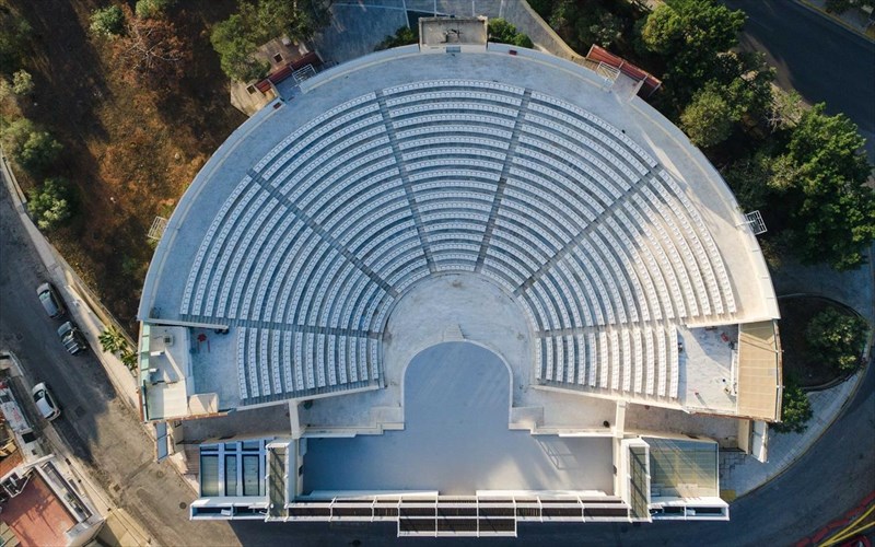 sto-beakeio-theatro-peiraia-to-kalokairi-paramenei-allios