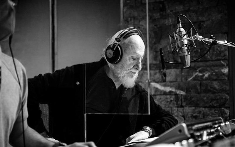 o-dionusis-sabbopoulos-tragouda-sto-rockwave-gia-ta-paidia-me-ta-mallia-kai-me-ta-maura-rouxa