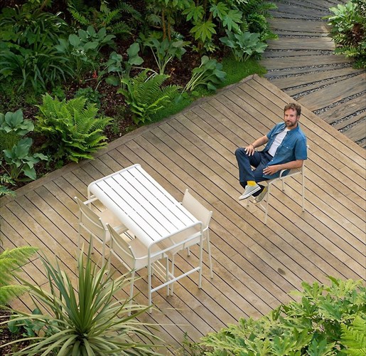 o-kostis-marabegias-fernei-tasammer-xits-laib-ston-kipo-tou-megarou