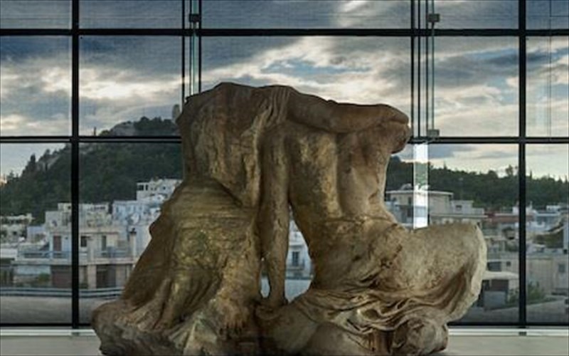 ti-blepoun-ta-agalmata-auti-einai-iatheati-zoi-tou-mouseiou-akropolis-kai-ton-enoikon-tou