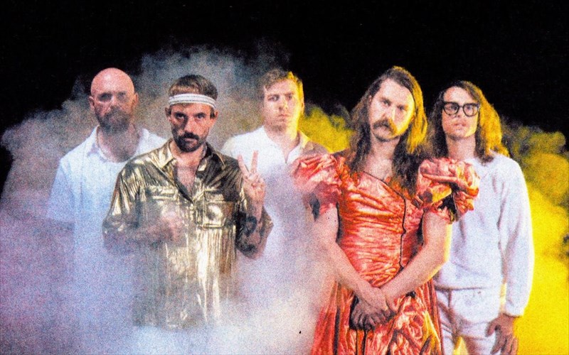 oi-idles-erxontai-na-kurieusoun-tin-plateia-nerou-teleutaies-prosfores-teleutaies-prosfores