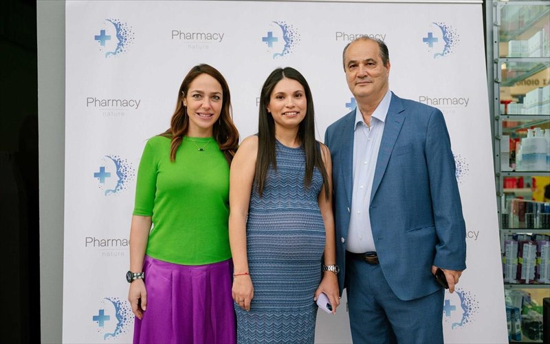 lampera-egkainia-gia-to-deutero-farmakeio-pharmacy-nature-tis-zois-roussou-ston-peiraia-me-entono-endiaferon-apo-to-koino