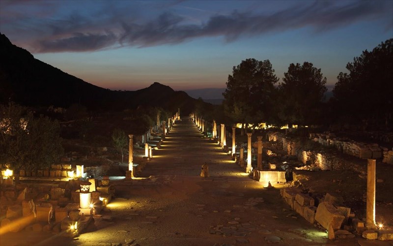 tourkia-nuxterinos-tourismos-se-mnimeia-politismou-25-xoroi-anoigoun-tis-pules-tous