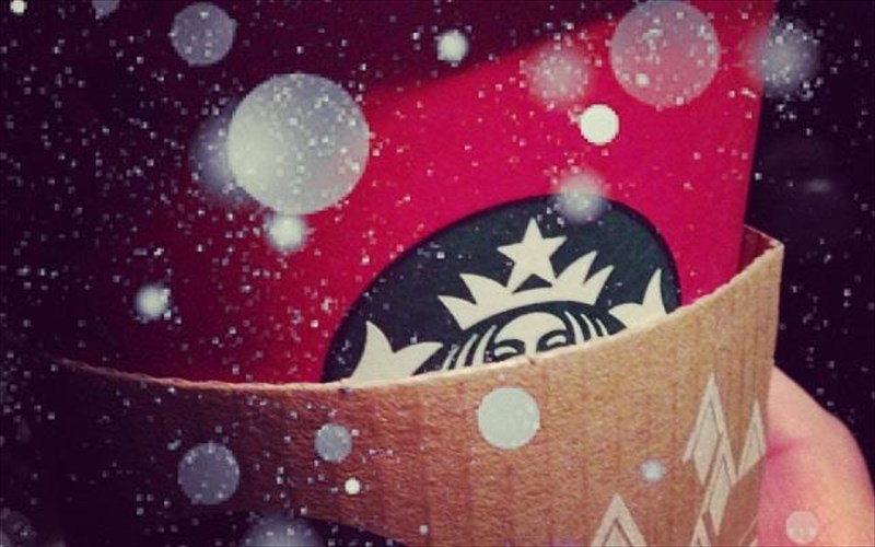 ta-starbucks-exoun-kalo-skopo-fetos-ta-xristougenna