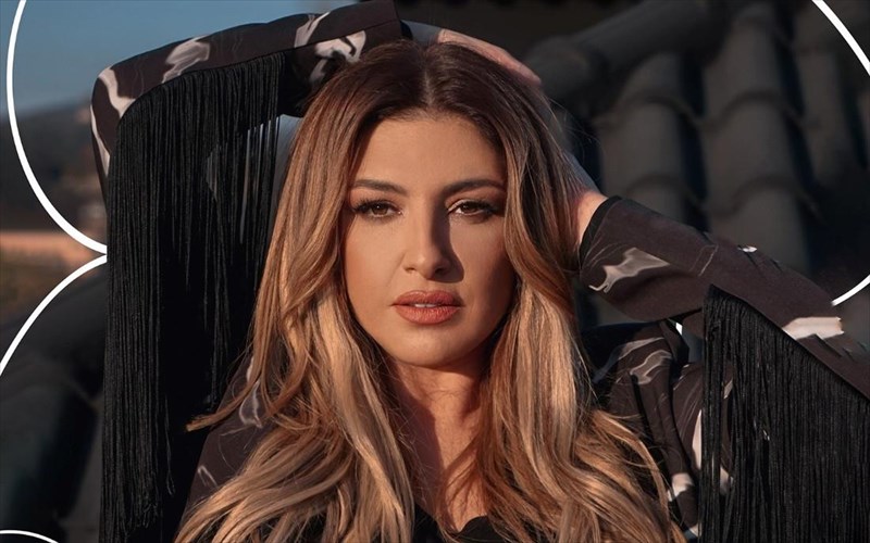 i-elena-paparizou-fernei-to-kalokairi-mousika-apo-tinathinaiki-ribiera