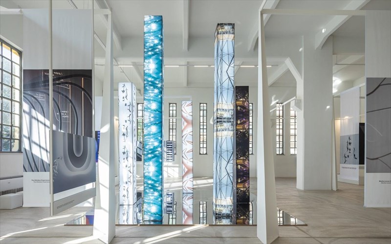 toposima-diasundesis-mia-fotografiki-periigisi-stis-plateies-tis-sugxronis-polis