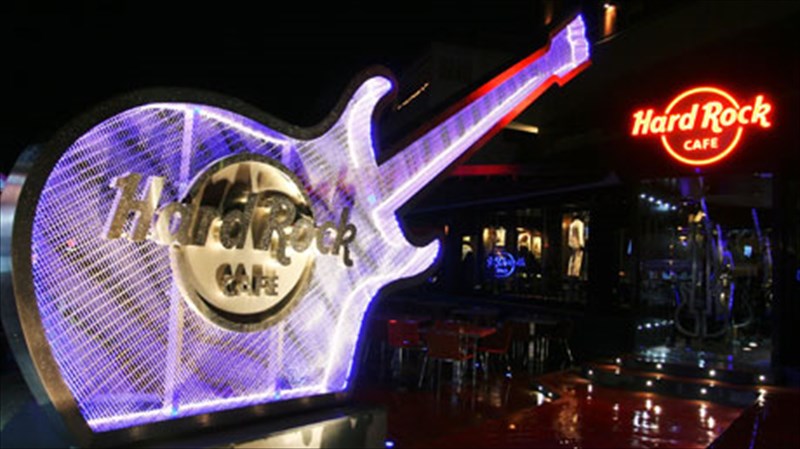 anoikse-to-neo-hard-rock-cafe-sti-glufada