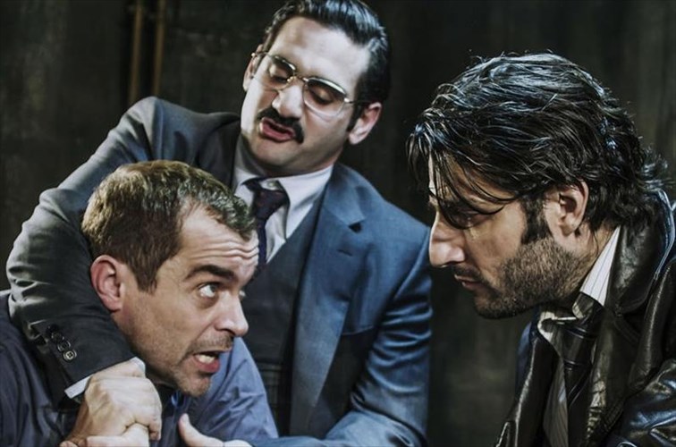 kritiki-theatrou-o-poupoulenios