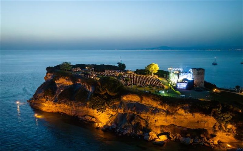 kalokairi-ston-lofo-tis-sanis-simainei-mousiki