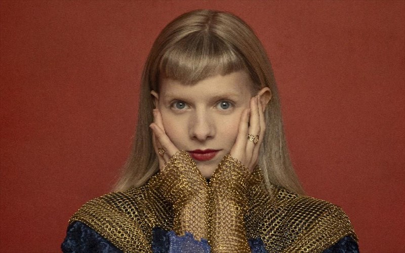 aurora-mia-korufaia-pop-afiksi-gia-proti-fora-stin-ellada