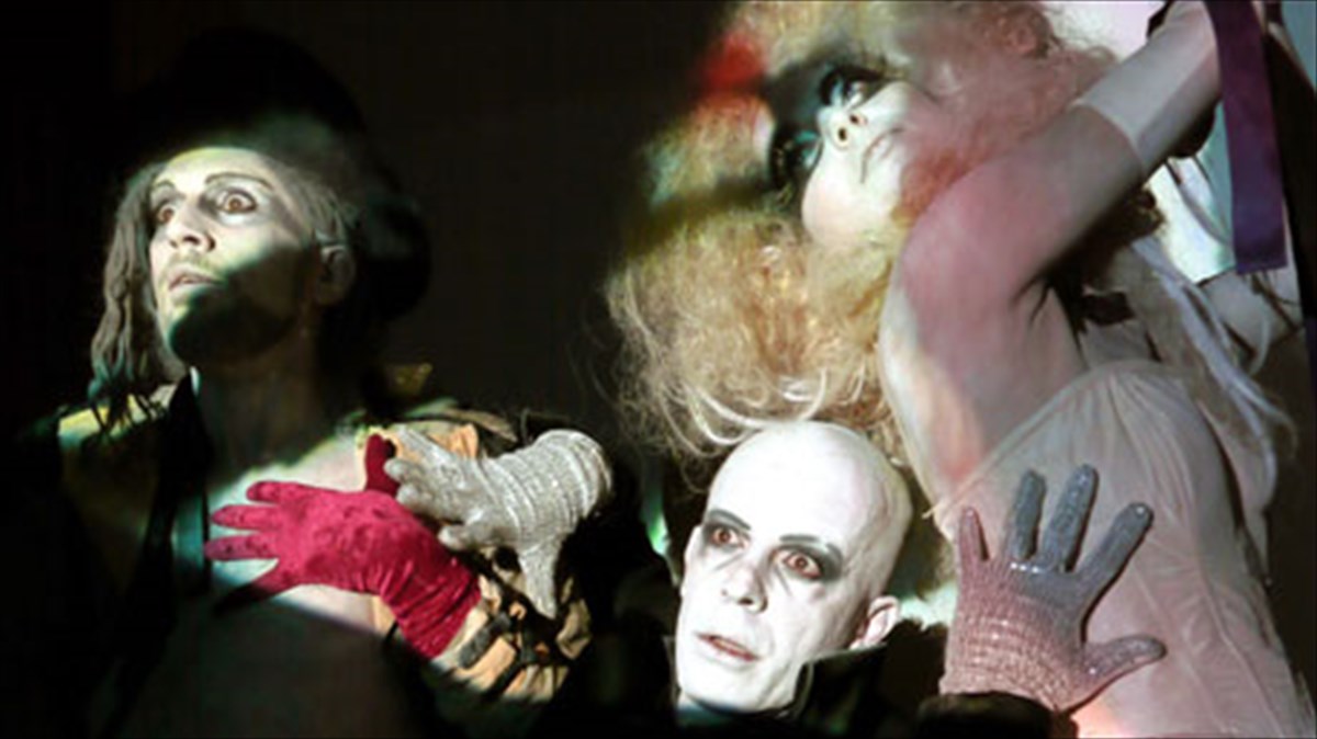 performance-me-erga-romantikis-epoxis-sto-six-dogs