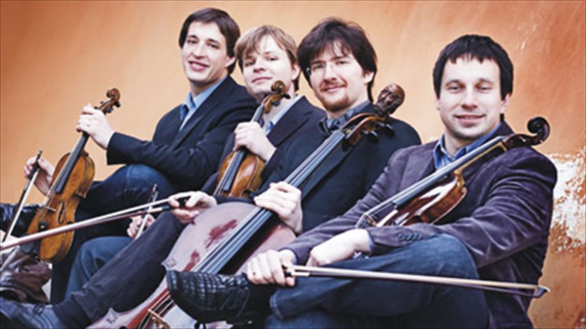 tesseris-polonoi-ki-enas-belgos-sto-megaro