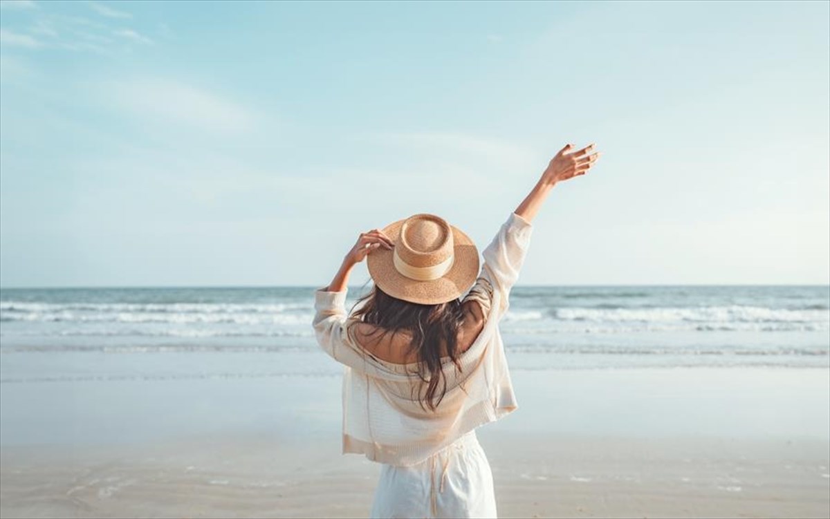 kalokairi-gunaika-paralia