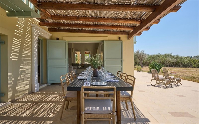 i-nea-empeiria-tou-nikki-beach-porto-heli-krubei-idiotikes-biles-bespoke-upiresies-kai-romantikes-apodraseis