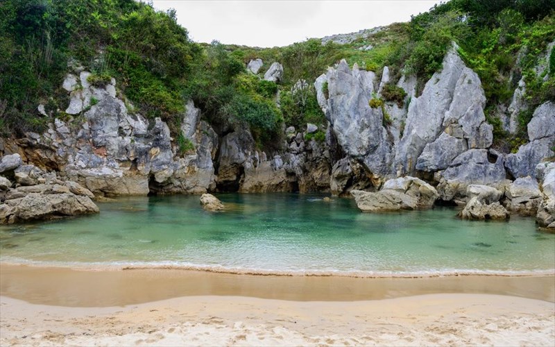 playa-de-gulpiyuri-boutia-sti-mikroteri-paralia-tou-kosmou