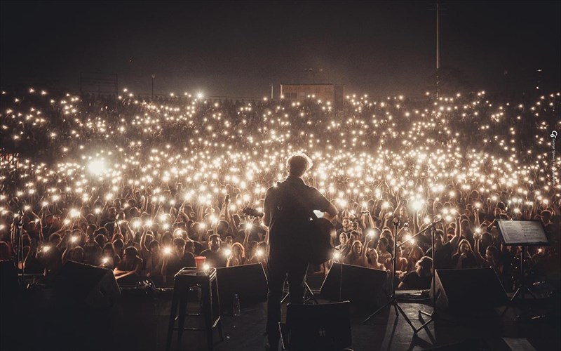 o-miltos-pasxalidis-fernei-30-xronia-tragoudia-sto-katrakeio