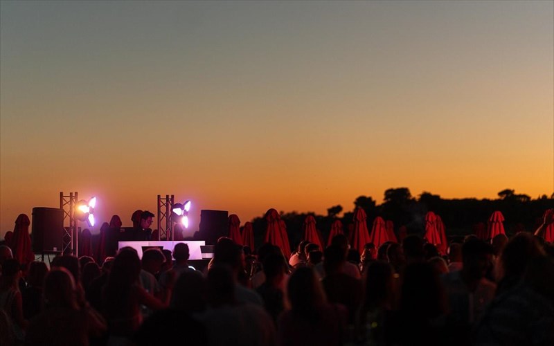 to-kathieromeno-sunset-party-sto-dot-beach-vibes-gia-alli-mia-xronia-efere-ti-mageia-tou-kalokairiou-stin-a-plaz-boulas