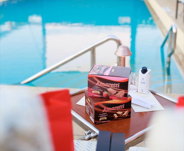 star-bathing-me-amaretti-to-pio-apolaustiko-movie-date-tou-kalokairiou-sto-pio-emblimatiko-therino-tis-polis