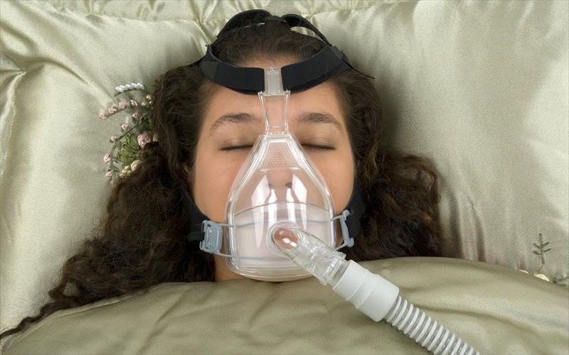 therapeia-gia-tin-apnoia-upnou-meionei-tin-piesi