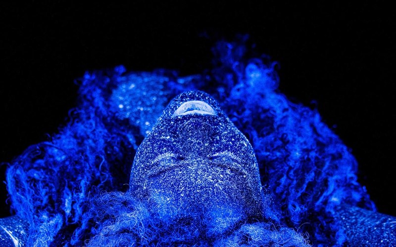 in-the-darkfotografies-pou-entharrunoun-to-blemma-na-epistrepsei-stinblank-wall-gallery