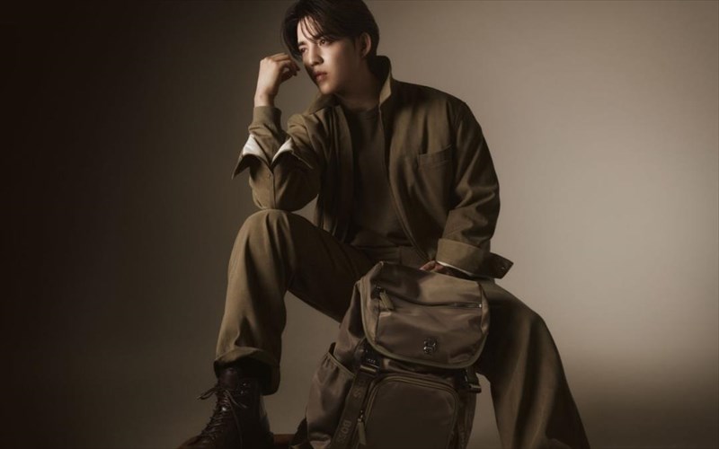 o-aaron-pierre-kai-o-ishaan-khatter-sto-epikentro-tis-kampanias-boss-fw25-ishaan-khatter-sto-epikentro-tis-kampanias-boss-fw25