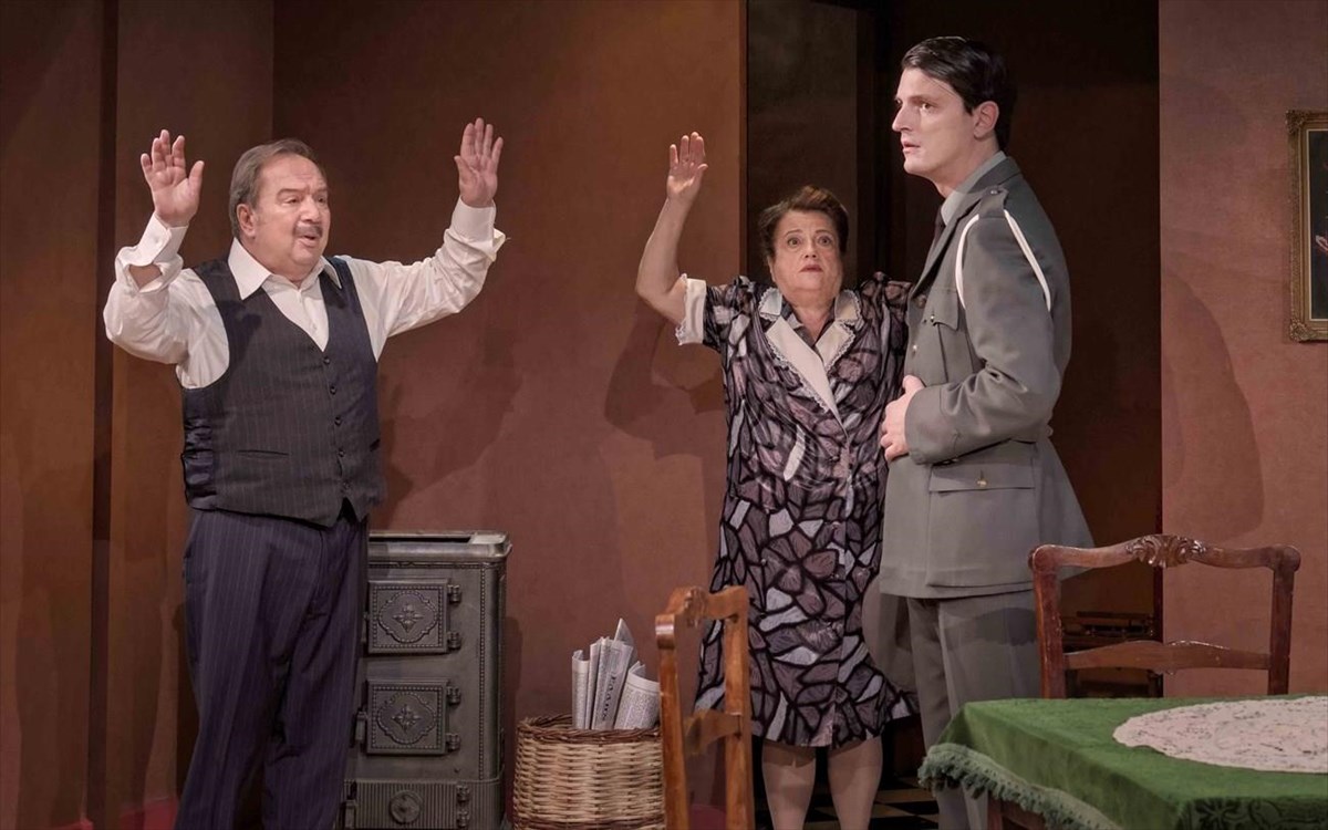 i-deksia-i-aristera-kai-o-kur-pantelis-tou-stamati-fasouli-ksana-sti-skini-kur-pantelis-tou-stamati-fasouli-ksana-sti-skini