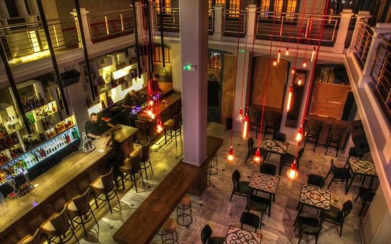 enas-mpoufos-stin-plateia-agias-eirinis