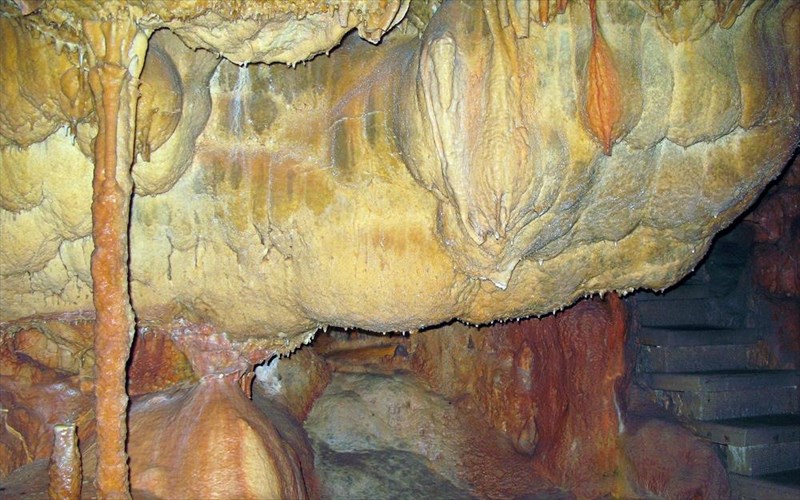 spilaio-petralonon-taksidi-stin-proistoriki-ellada