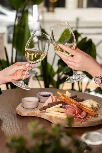 ta-vibo-wine-stories-mas-stelnoun-duo-meres-sti-nemea