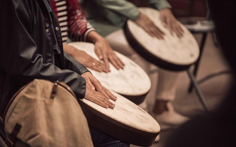 i-ethniki-luriki-skini-mas-proskalei-na-eksereunisoume-tin-texni-tou-ruthmou