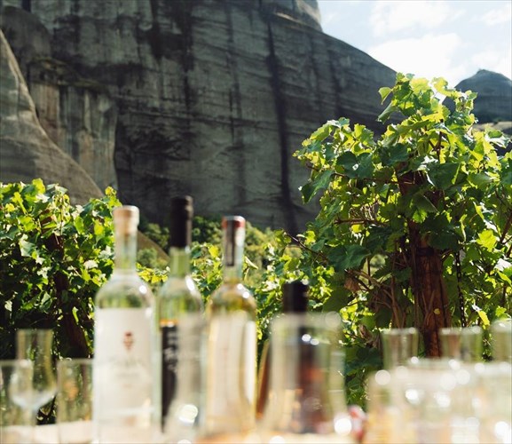 anebikame-sta-meteora-kai-dokimasame-to-proto-palaiomeno-tsipouro-12-eton