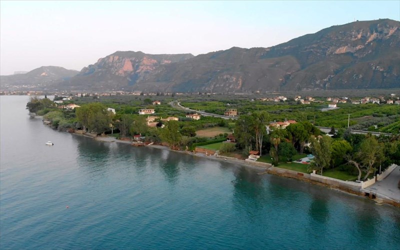 oinotourismos-stin-axaia-kai-ti-boreia-peloponniso-ena-taksidi-geuseon-istorias-kai-fusis