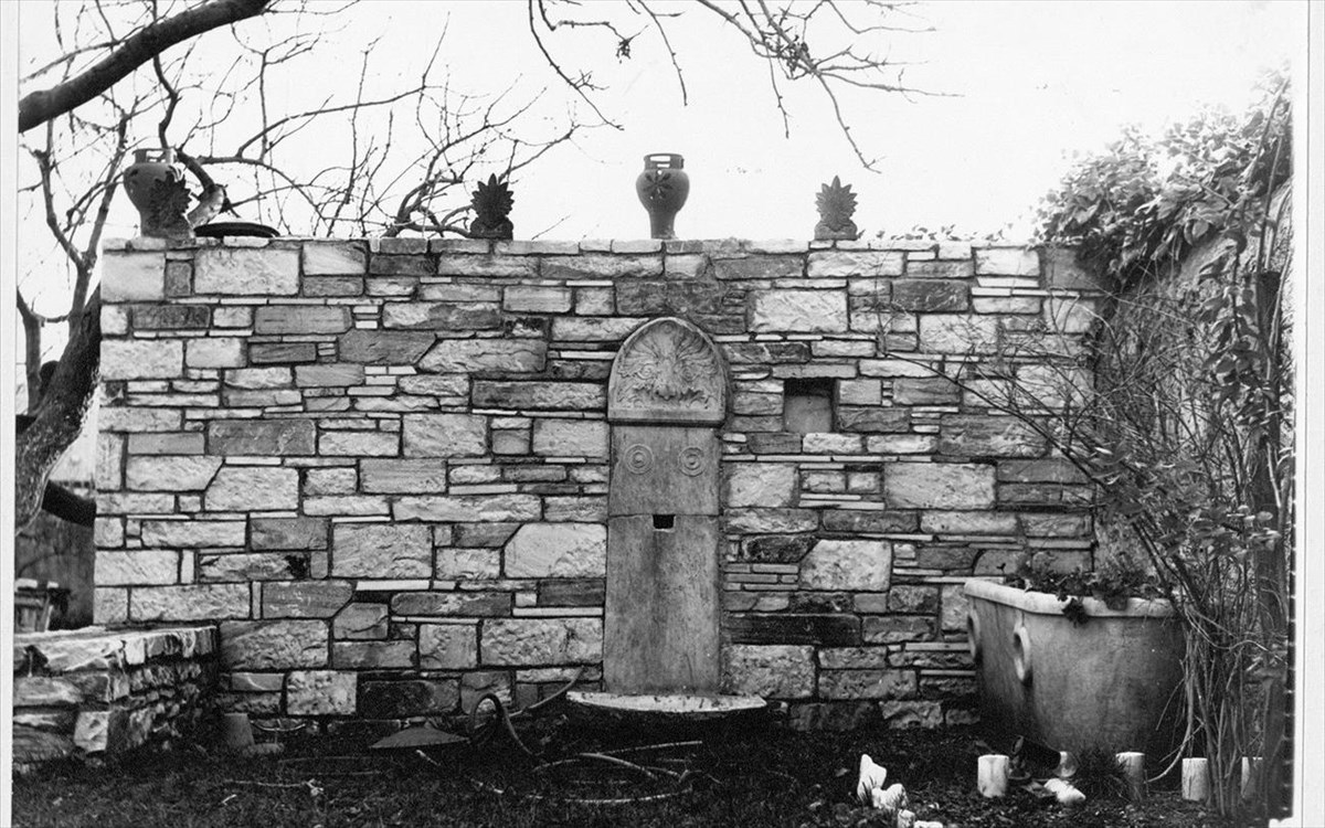 dimitris-pikionis-oikia-pouri-marousi-1953-1955-apopsi-tou-kipou-me-entheta-diakosmitika-stoixeia-sti-lithodomi