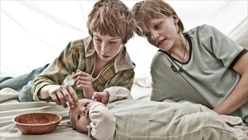 se-proto-plano-i-oikogeneia-apo-ton-tomas-bintermpergk-oikogeneia-apo-ton-tomas-bintermpergk