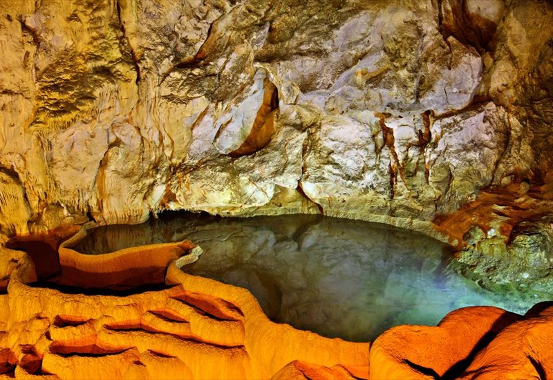 apodrasi-sto-mustiko-spilaio-ton-limnon-stin-axaia