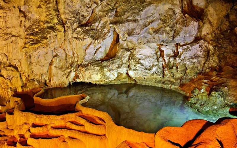 apodrasi-sto-mustiko-spilaio-ton-limnon-stin-axaia