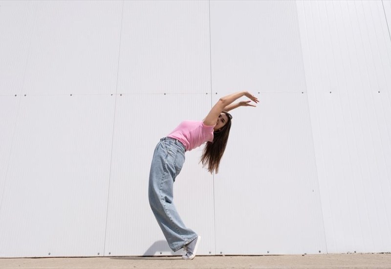 i-nea-epoxi-tis-modas-exei-kampules-apo-to-body-positivity-stin-agora-ton-disekatommurion