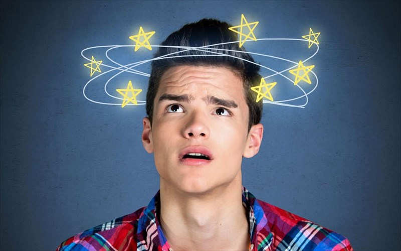 giati-blepoume-asterakia-otan-xtupame-sto-kefali