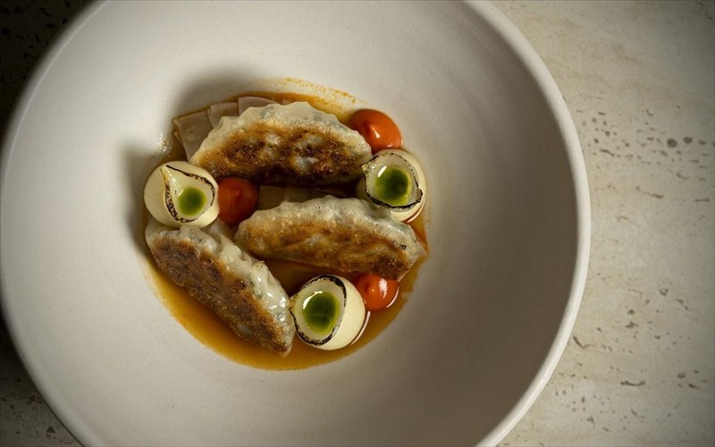 anthes-dokimasame-to-neo-menou-pou-serbirei-elliniko-aroma-me-iaponiki-freskada-kai-galliki-finetsa