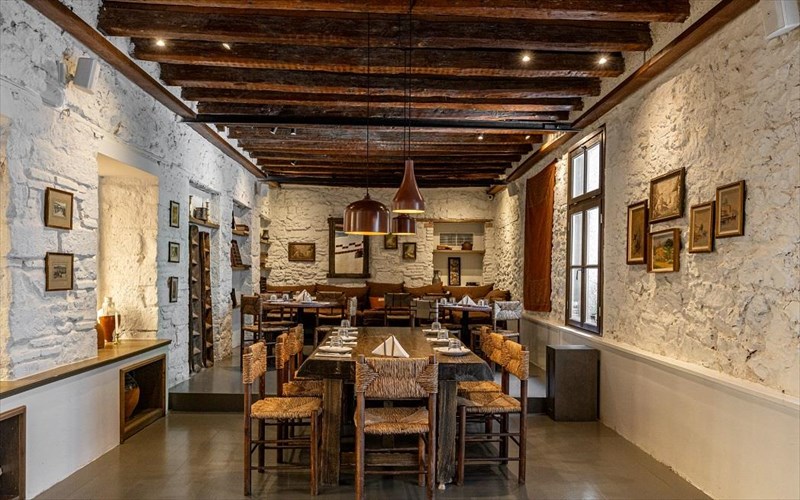 to-cinapos-kleinei-enan-xrono-kai-bazei-to-thiseio-se-mode-giortis