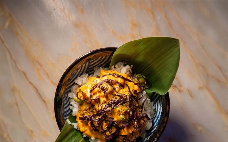 smoku-athens-to-kainourgio-protzekt-tou-dimitri-katribesi-einai-mia-giaponeziki-pub-sto-kentro-tis-athinas